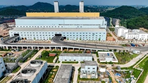 The Soc Son Waste-to-Energy Plant has a combustion capacity of 5,000 tonnes of waste per day and night. (Photo: H. Son)