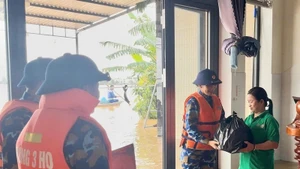 Officers and soldiers of Naval Region 3 deliver hundreds of relief packages, including rice, dry rations, instant noodles, bottled water, and milk, directly to residents in flood-affected areas. (Photo: Naval Region 3)