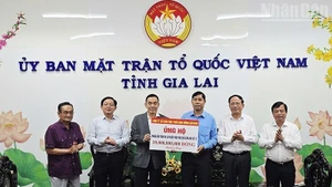 A representative of Nutifood donates 10 billion VND to support people affected by storm No. 13 in Gia Lai.