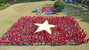 The festival’s most moving highlight is the moment when over 1,000 Vietnamese participants form a giant Vietnamese national flag. (Photo: VNA)