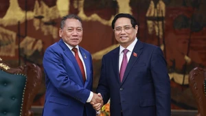 Prime Minister Pham Minh Chinh (R) welcomes Solomon Islands Minister of Foreign Affairs and External Trade Peter Shanel Agovaka in Ha Noi on November 11 (Photo: VNA)