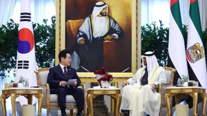 President Lee Jae Myung of the Republic of Korea (left) and UAE President Sheikh Mohamed bin Zayed Al Nahyan (right) during their meeting in Abu Dhabi on November 18, 2025. (Photo: Yonhap/VNA)