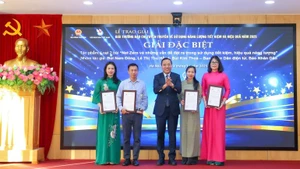 Deputy Minister of Industry and Trade Nguyen Hoang Long presents the Special Prize to the team of authors from Nhan Dan Online Department (Photo: NDO).