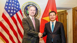 Vietnamese Minister of Industry and Trade Nguyen Hong Dien (right) shakes hands with US Trade Representative Jamieson Greer. (Photo: moit.gov.vn)