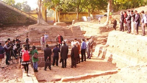 Scientists visit the archaeological site at the Thang Long Imperial Citadel. (Photo: HOANG HOA)