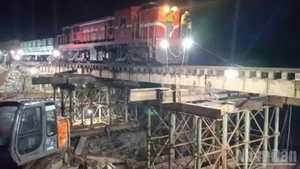 The first train has passed through the section of the railway at km1136+850, where the landslide, reaching a depth of up to 9 m, has just been cleared.