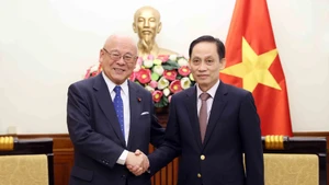 Minister of Foreign Affairs Le Hoai Trung (R) receives Takebe Tsutomu, Special Advisor to the Japan-Viet Nam Parliamentary Friendship Alliance (Photo: VNA)