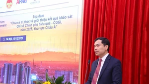 Associate Professor Dr Nguyen Manh Hung, Vice President of the Ho Chi Minh National Academy of Politics, addresses the dialogue in Ha Noi on December 15. (Photo: VNA)