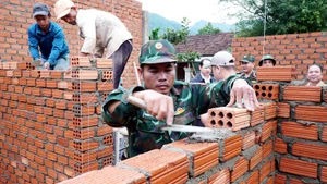 Soldiers of the Quang Ngai provincial Military Command build houses for residents in Tay Tra commune. (Photo: VNA)