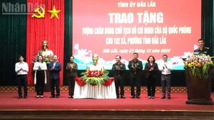 Representatives of communes and wards receive portrait statues of President Ho Chi Minh