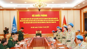 The Ministry of National Defence holds a ceremony in Ha Noi on December 31 to hand over the State President’s decisions to deploy four officers to MINUSCA (Photo: VNA)