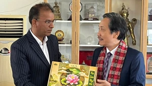 Tran Anh Tuan (right), President of the Viet Nam-Nepal Friendship Association, and Dhan Bahadur Oli, Ambassador of Nepal to Thailand and Viet Nam. (Photo: Viet Nam-Nepal Friendship Association)