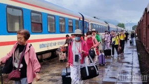 With the New Year holiday lasting four days, travel demand is expected to surge sharply. (Photo: Nam Nhung/NDO)