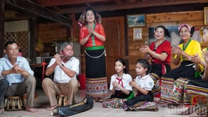 Artisans teach traditional ethnic melodies to the younger generation. (Photo: Dinh Phuong)