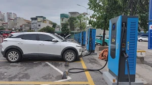 Ha Noi needs to urgently plan locations and build charging stations to meet residents’ demand. (Photo: Van Hoc)
