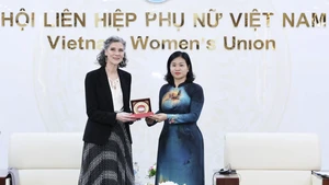 Nguyen Thi Tuyen (R), Vice President of the VFF Central Committee and President of the Viet Nam Women's Union, and Ramla Khalidi, UNDP Resident Representative in Viet Nam, at their meeting in Ha Noi on December 10 (Photo: VNA)
