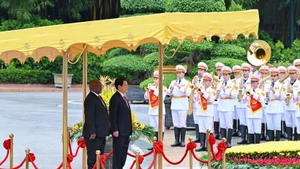 State President Luong Cuong hosts welcome ceremony for visiting South African counterpart Matamela Cyril Ramaphosa (Photo: NDO)