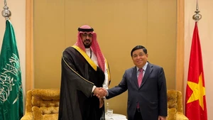 Vietnamese Deputy Prime Minister Nguyen Chi Dung (right) and Saudi Arabian Minister of Economy and Planning Faisal bin Fadhil Al-Ibrahim at their meeting on October 28 (VNA)