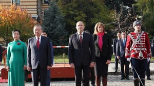 From left: General Secretary of the Communist Party of Viet Nam Central Committee To Lam (2nd) and his spouse Ngo Phuong Ly (1st), and Bulgarian President Rumen Radev (3rd) and his spouse Desislava Radeva at the official welcome ceremony for the Vietnamese leader on the morning of October 23 in Sofia. (Photo: VNA)