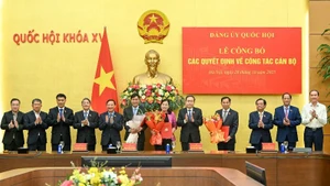 NA Chairman Tran Thanh Man presents appointment decisions to the officials at the event (Photo: NDO)