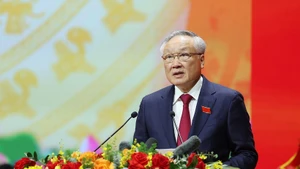 Politburo member, Permanent Vice Secretary of the Government’s Party Committee, and Standing Deputy Prime Minister Nguyen Hoa Binh presents the draft political report. (Photo: VNA)