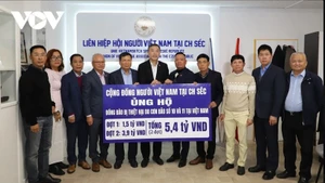 The Union of Vietnamese Associations in the Czech Republic presents 5.4 billion VND to the representative of the Central Committee of the Viet Nam Fatherland Front. (Photo: vov.vn)