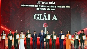 Politburo member and State President Luong Cuong and Politburo member and permanent member of the Party Central Committee’s Secretariat Tran Cam Tu present the A prizes to winners at the award ceremony of the fifth national political essay contest on safeguarding the Party’s ideological foundations in Ha Noi on October 22. (Photo: VNA)
