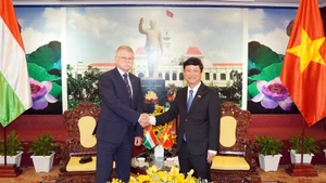 Vice Secretary of the Ho Chi Minh City Party Committee and Chairman of the municipal People’s Council Vo Van Minh (R) meets Speaker of the Hungarian National Assembly László Kövér on October 18 (Photo: VNA)