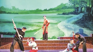 Performances by the Ha Noi Cheo Theatre attract diverse audiences.