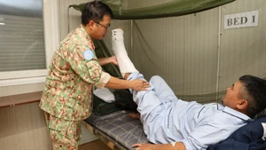 Dr Tran Duc Tai examines the patient after surgery. (Photo: TIEN PHUC)