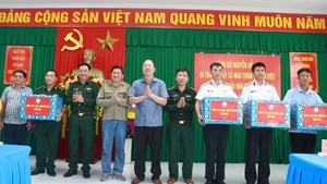 Secretary of the Ca Mau Provincial Party Committee, Nguyen Ho Hai (fifth from right), presents gifts to officers and soldiers stationed at Hon Chuoi Island, Song Doc Commune. (Photo: camau.gov.vn)
