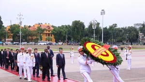 South African President Matamela Cyril Ramaphosa and his entourage pay tribute to President Ho Chi Minh at his Mausoleum on October 23. (Photo: VNA)
