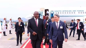 South African President Matamela Cyril Ramaphosa (left) arrives in Ha Noi on the afternoon of October 23 (Photo: VNA)