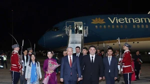 A welcome ceremony at the airport (Photo: VNA)