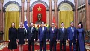 State President Luong Cuong (fourth from left) receives Finnish Ambassador Pekka Voutilainen (third from left). (Photo: VNA)
