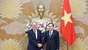 National Assembly Chairman Tran Thanh Man (R) welcomes Achim Post, Vice President of the Social Democratic Party of Germany (SPD). (Photo: VNA)