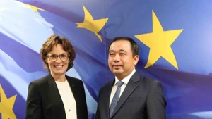 Acting Vietnamese Minister of Agriculture and Environment Tran Duc Thang (R) and European Commissioner for Environment, Water Resilience and a Competitive Circular Economy Jessica Raswall. (Photo: VNA)