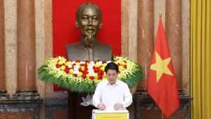 State President Luong Cuong donates to support those affected by Typhoon Bualoi. (Photo: VNA)
