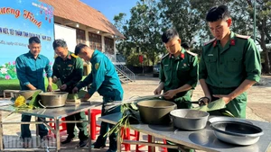 Border guards and residents of Ia Rve commune join hands to make 'banh chung.'