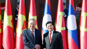 General Secretary of the LPRP Central Committee and President of Laos Thongloun Sisoulith (R) receives General Secretary of the CPV Central Committee To Lam in Vientiane on February 5, 2026. (Photo: VNA)
