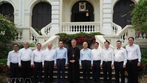 Secretary of the Party Committee of Ho Chi Minh City Tran Luu Quang (fifth, left) visits and extends New Year greetings to the Archbishop’s Palace of the Ho Chi Minh City Archdiocese on February 10 (Photo: VNA)