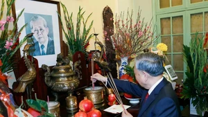 Party General Secretary To Lam offers incense in tribute to late Party General Le Duan. (Photo: VNA)