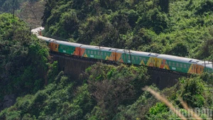 The moment the “Happy Train” passes through the scenic Hai Van Pass. (Photo: TUNG LAM)