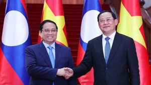 Prime Minister Pham Minh Chinh (left) meets with Lao Prime Minister Sonexay Siphandone in Vientiane on February 5. (Photo: VNA)