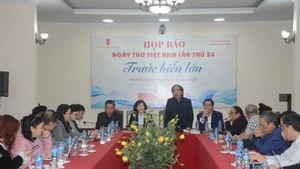 Chairman of the Viet Nam Writers’ Association Nguyen Quang Thieu speaks at the press conference (Photo: qdnd.vn)