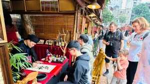 The calligraphy corner at Ha Noi’s Temple of Literature attracts visitors (Photo: hanoimoi.vn) 