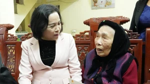 NA Vice Chairwoman Nguyen Thi Thanh visits Vietnamese Heroic Mother Nguyen Thi Thom. (Photo: VNA)