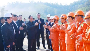 Prime Minister Pham Minh Chinh visits and encourages workers at Dong Dang–Tra Linh expressway construction site. (Photo: VNA)