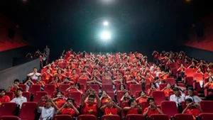The screening of 'Mua Do' (Red Rain) attracts a predominantly young audience.