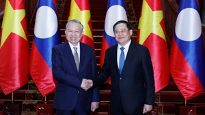 Party General Secretary To Lam (left) meets with Lao Prime Minister Sonexay Siphandone on February 5 in Vientiane. (Photo: VNA)